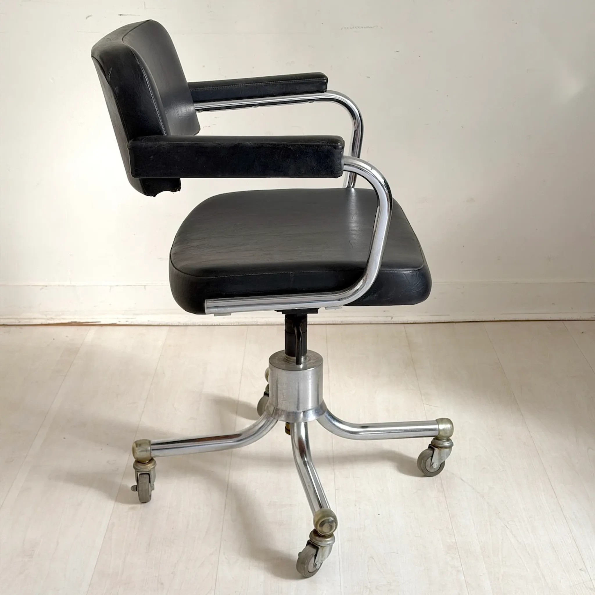 Chrome office chair with vintage faux leather from the 1960s.