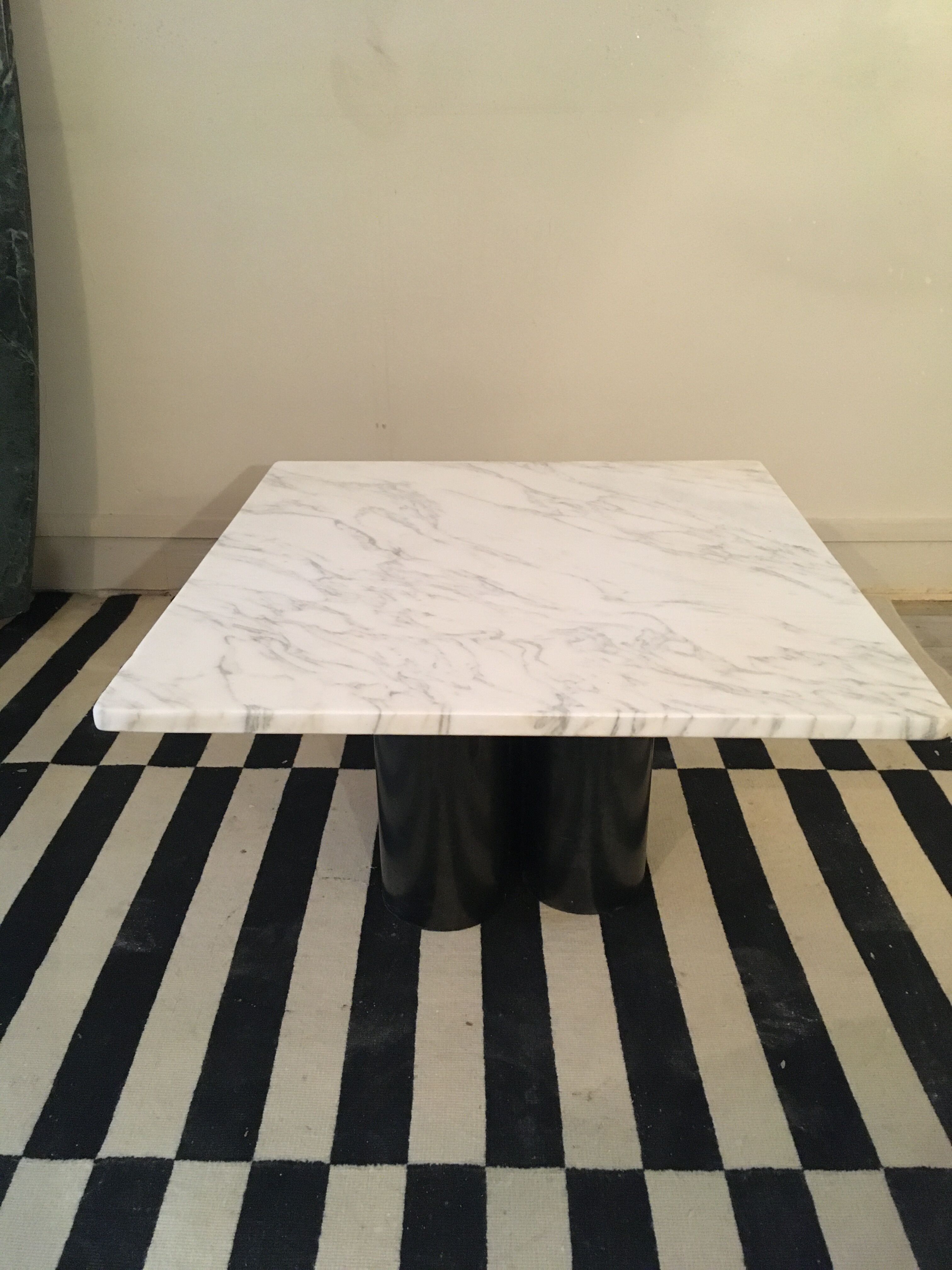 Table basse marbre blanc et pieds acier