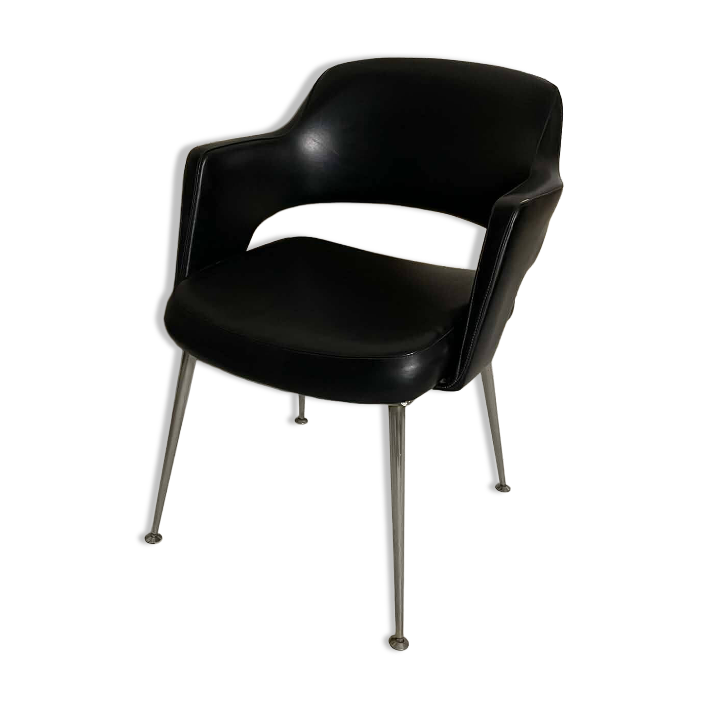 Conference chair in black design with metal legs – contemporary lines