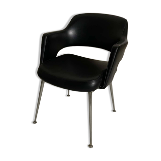 Conference chair in black design with metal legs – contemporary lines
