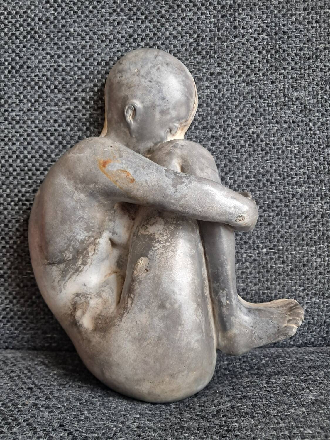 Sculpture of a woman, curiosity