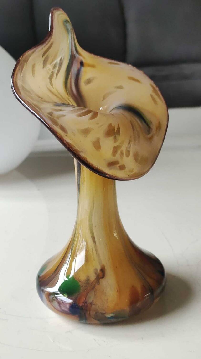 Murano glass soliflore vase Volubilis. Floral shape/Corolla. Polychrome speckles. Gold glitter inclusions. Height 21 cm
