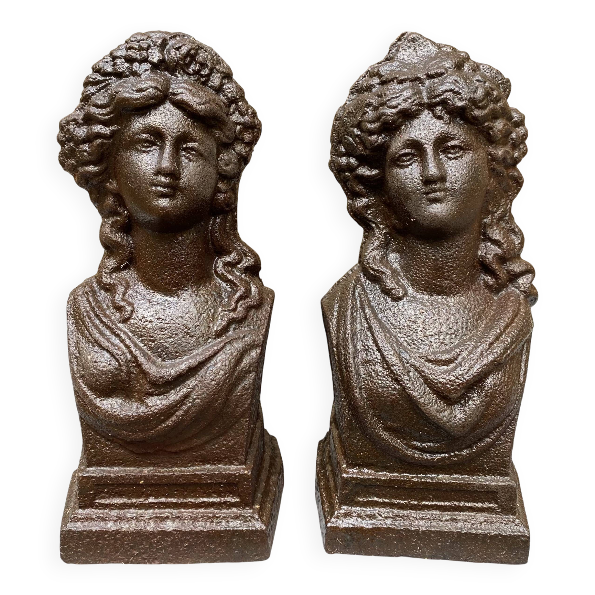 Paire de chenets anciens en fonte à bustes antiques
