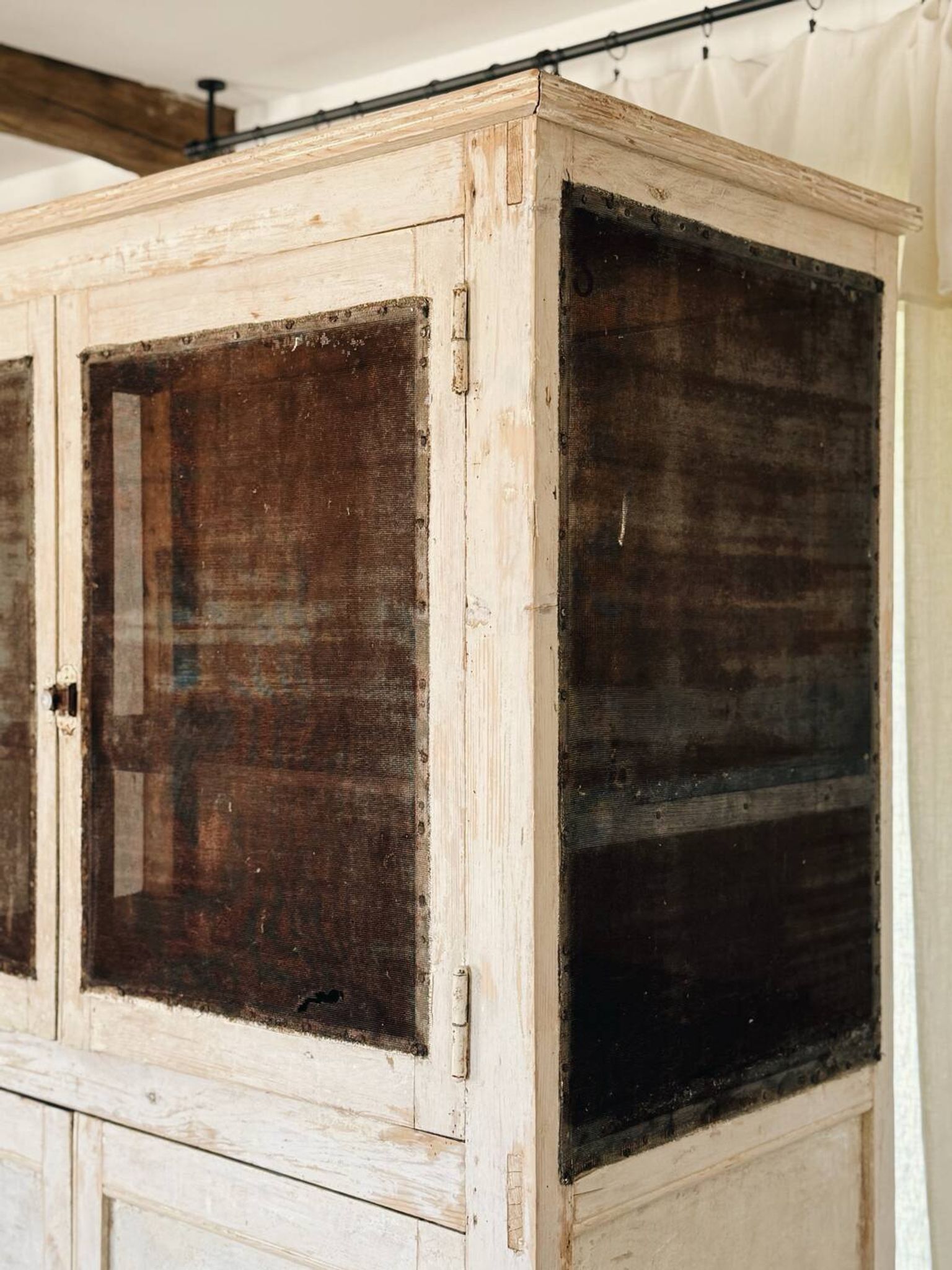 Buffet, vaisselier en bois patiné écru