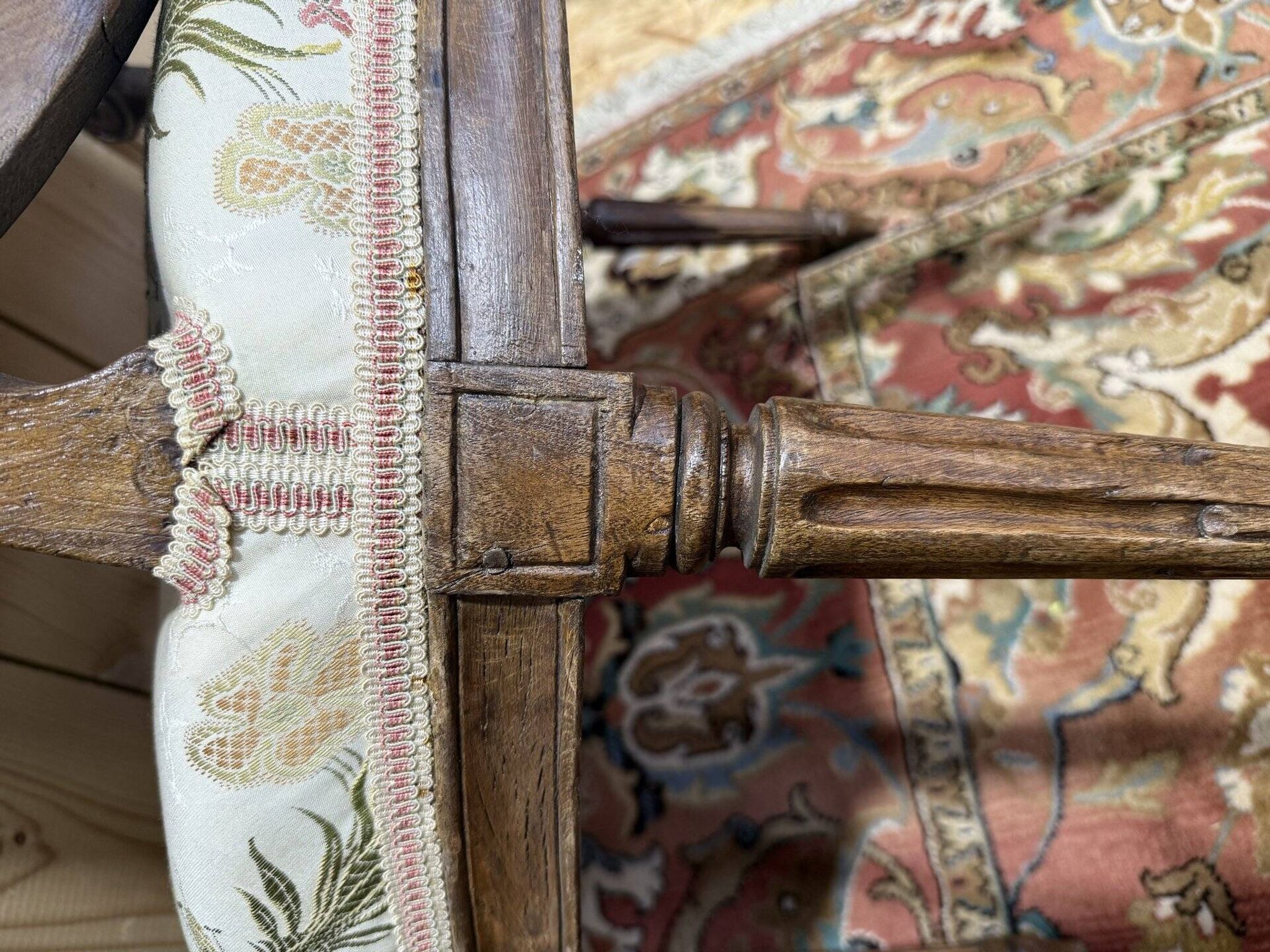 Suite de 4 fauteuils cabriolets à médaillons d'époque Louis XVI