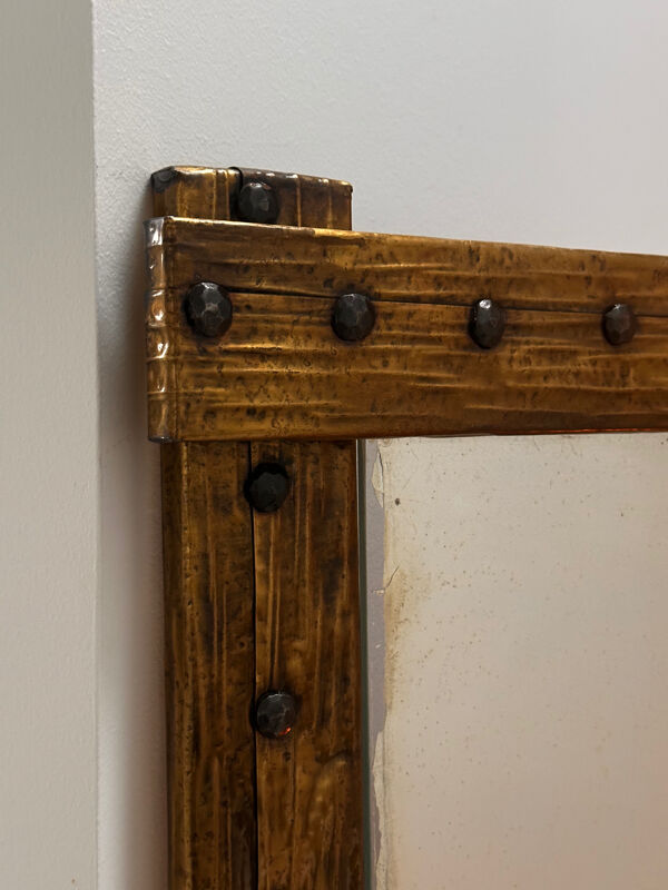 Miroir brutaliste à cadre martelé en cuivre et laiton