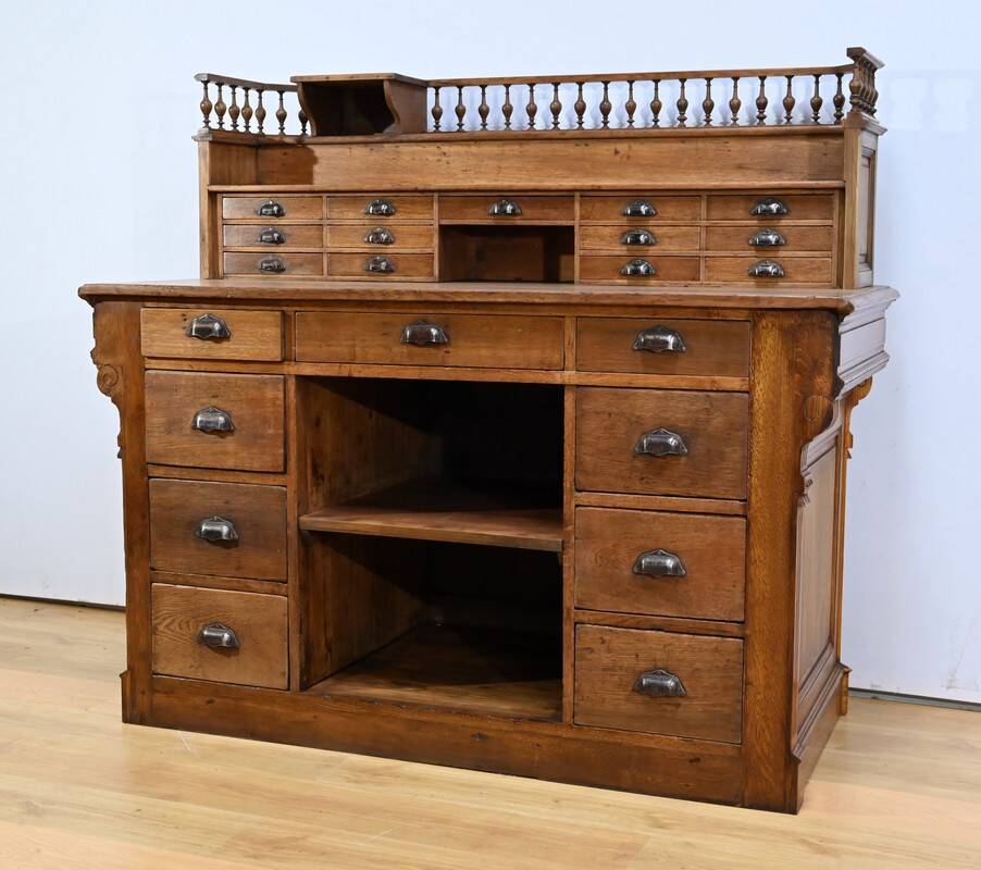 Oak apothecary counter – 1920