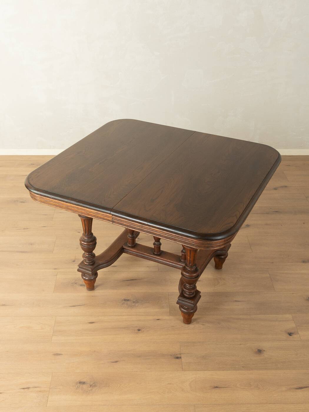 Table à manger antique de la période Gründerzeit, vers 1880, en chêne massif.
