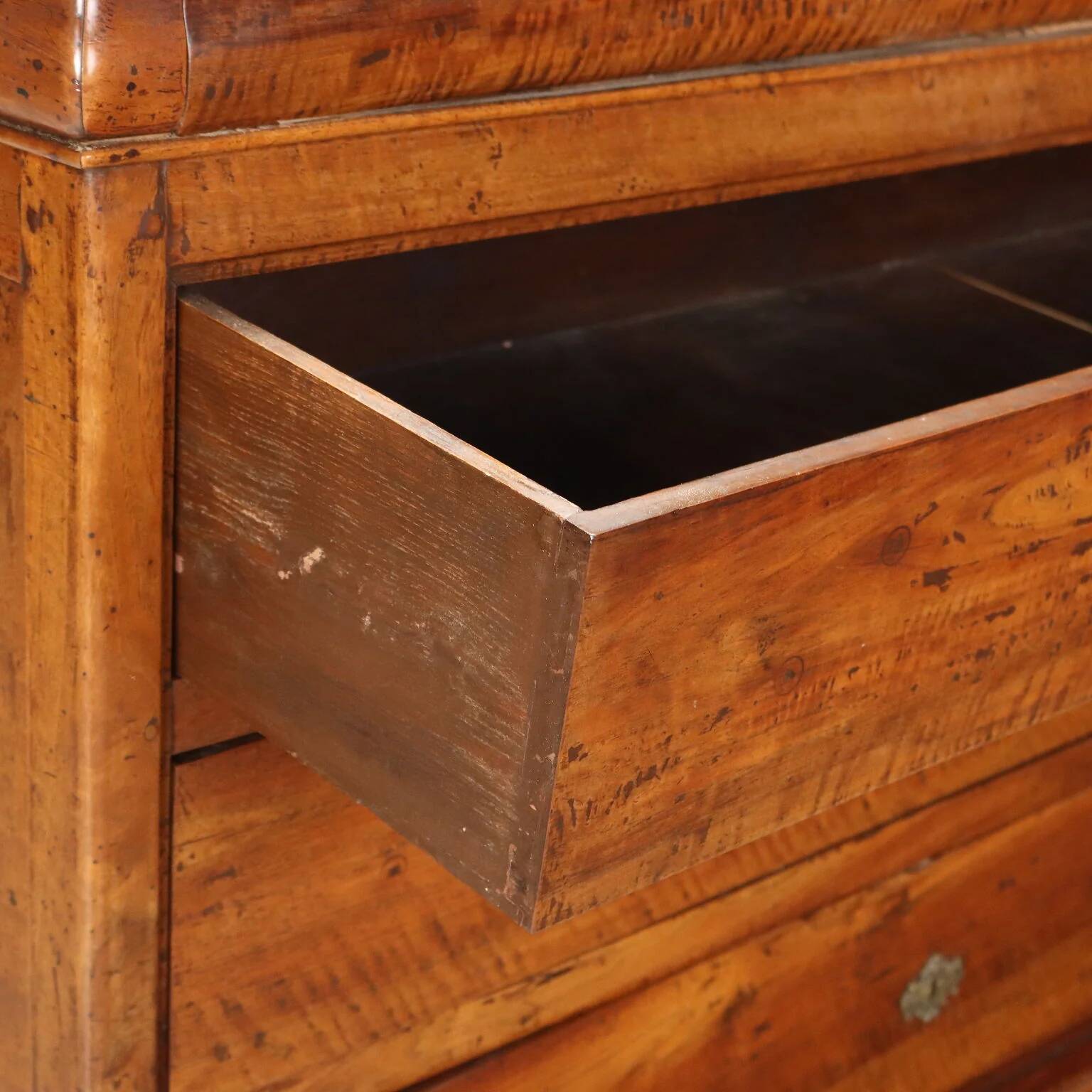 Carlo X commode in walnut - Italy 19th century