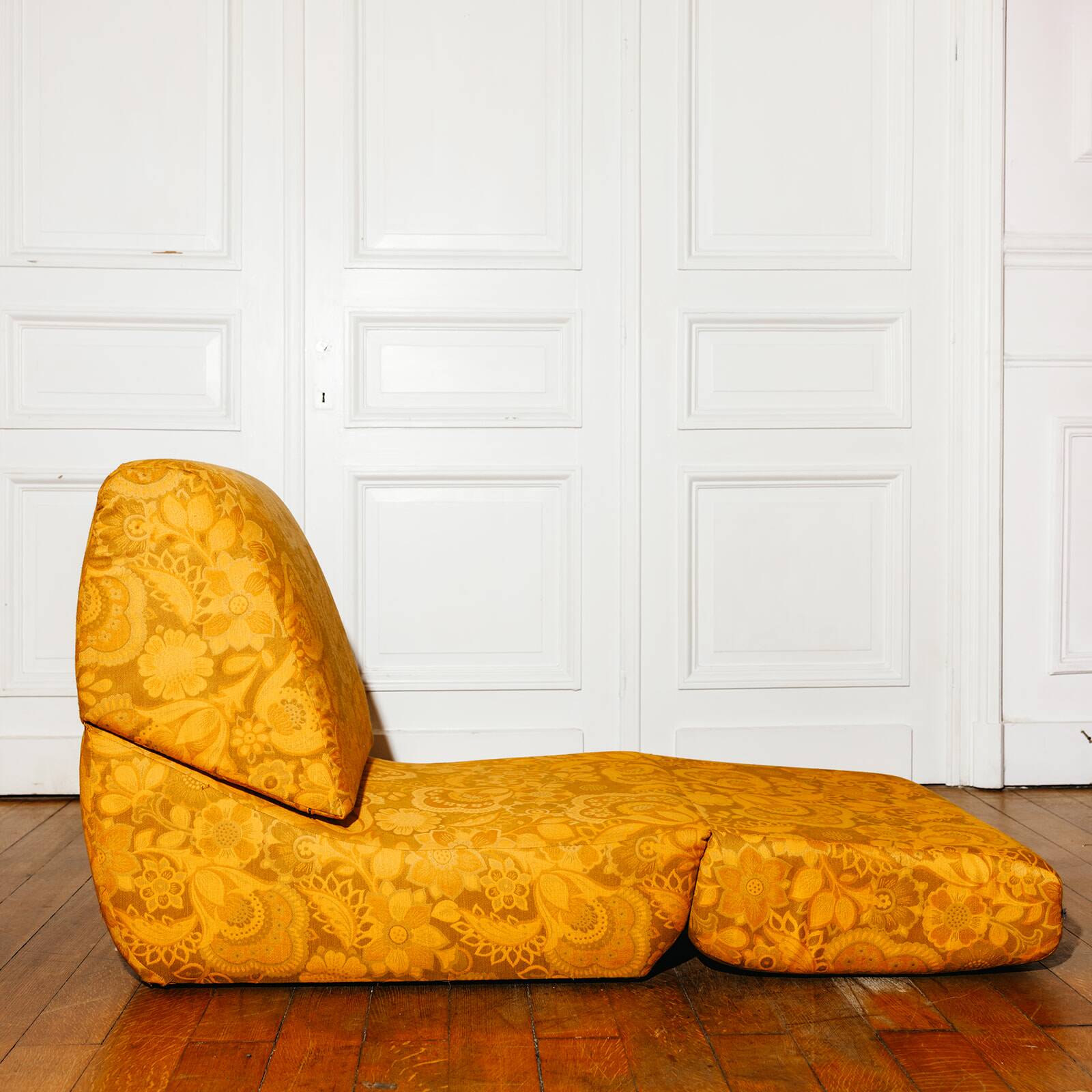 Chauffeuse convertible en tissu floral, circa 1970