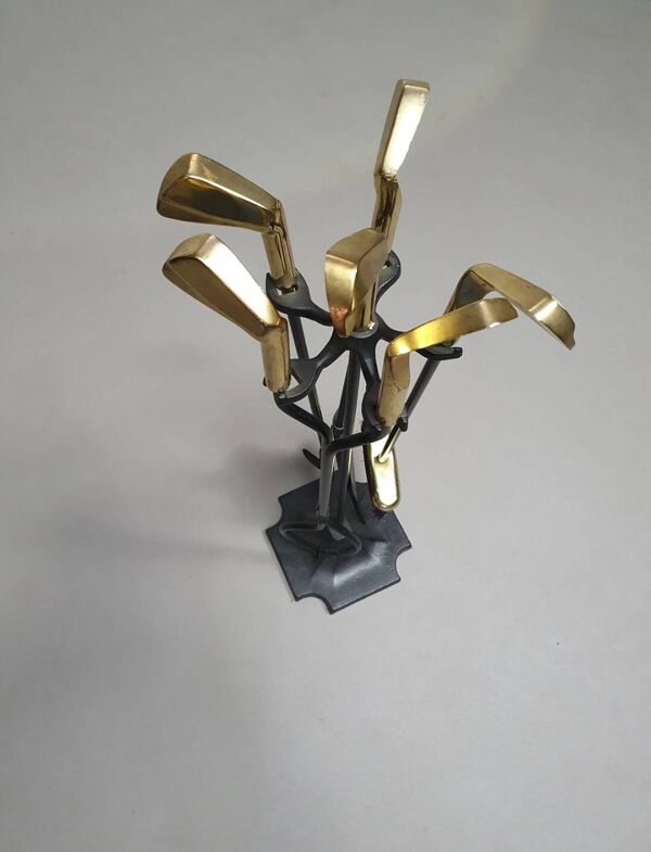 Ensemble vintage de cinq outils de cheminée en laiton dans des clubs à thème de golf, France vers les années 1950