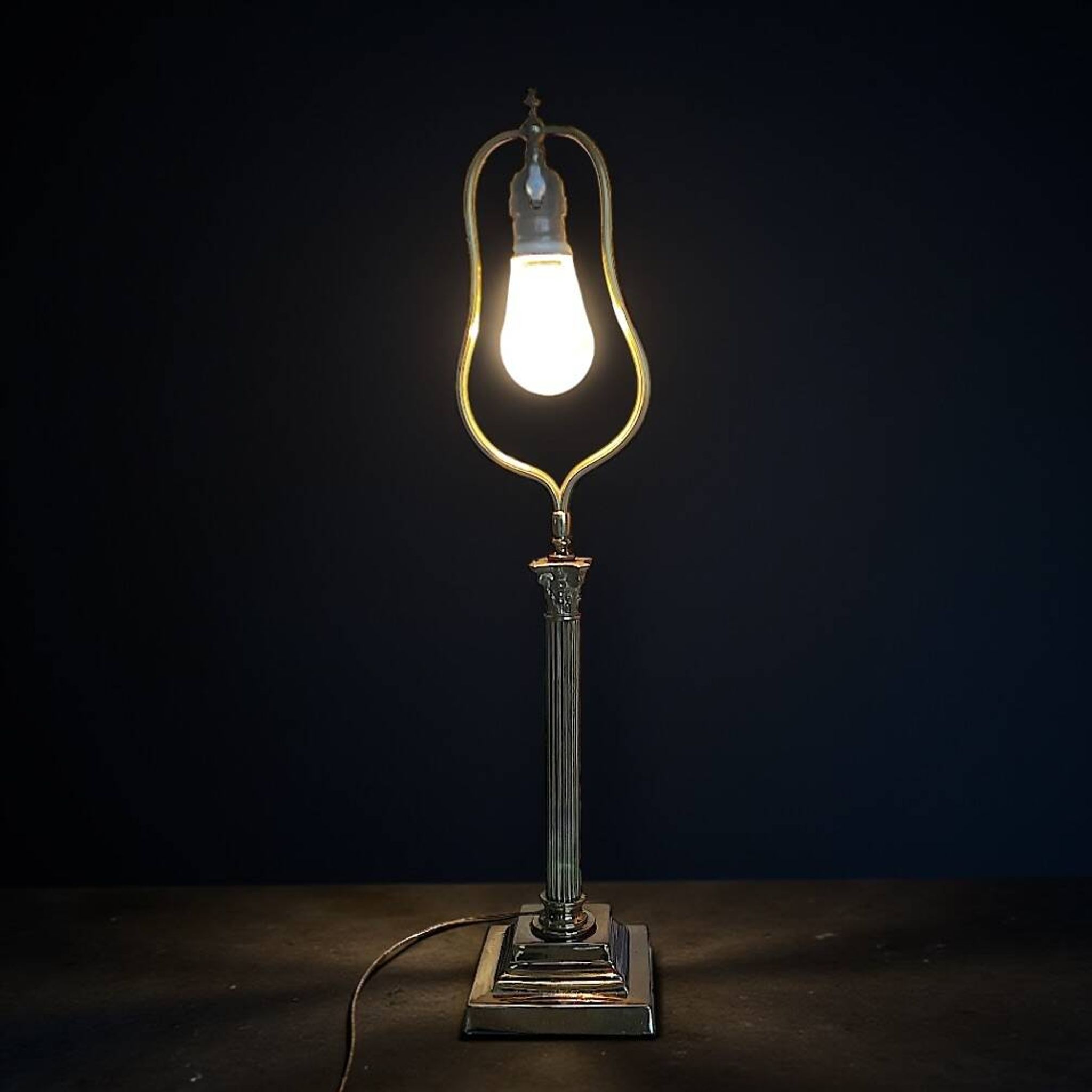 Antique lamp base in patinated brass – fluted column – H 60 cm