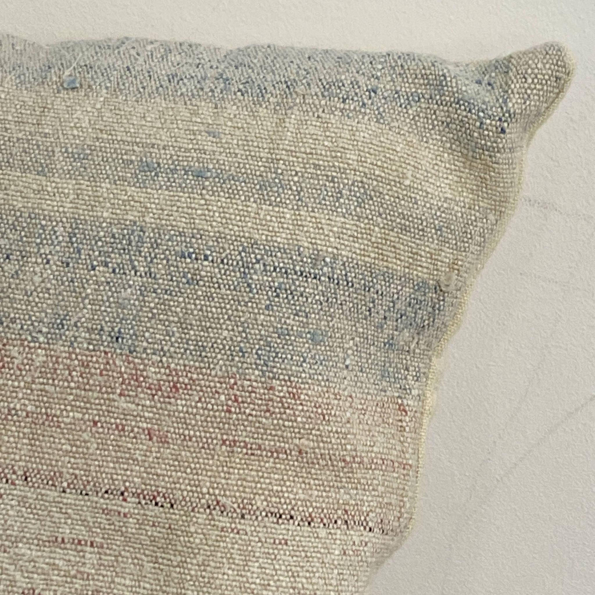 Coussin artisanal en toile ancienne style Kilim