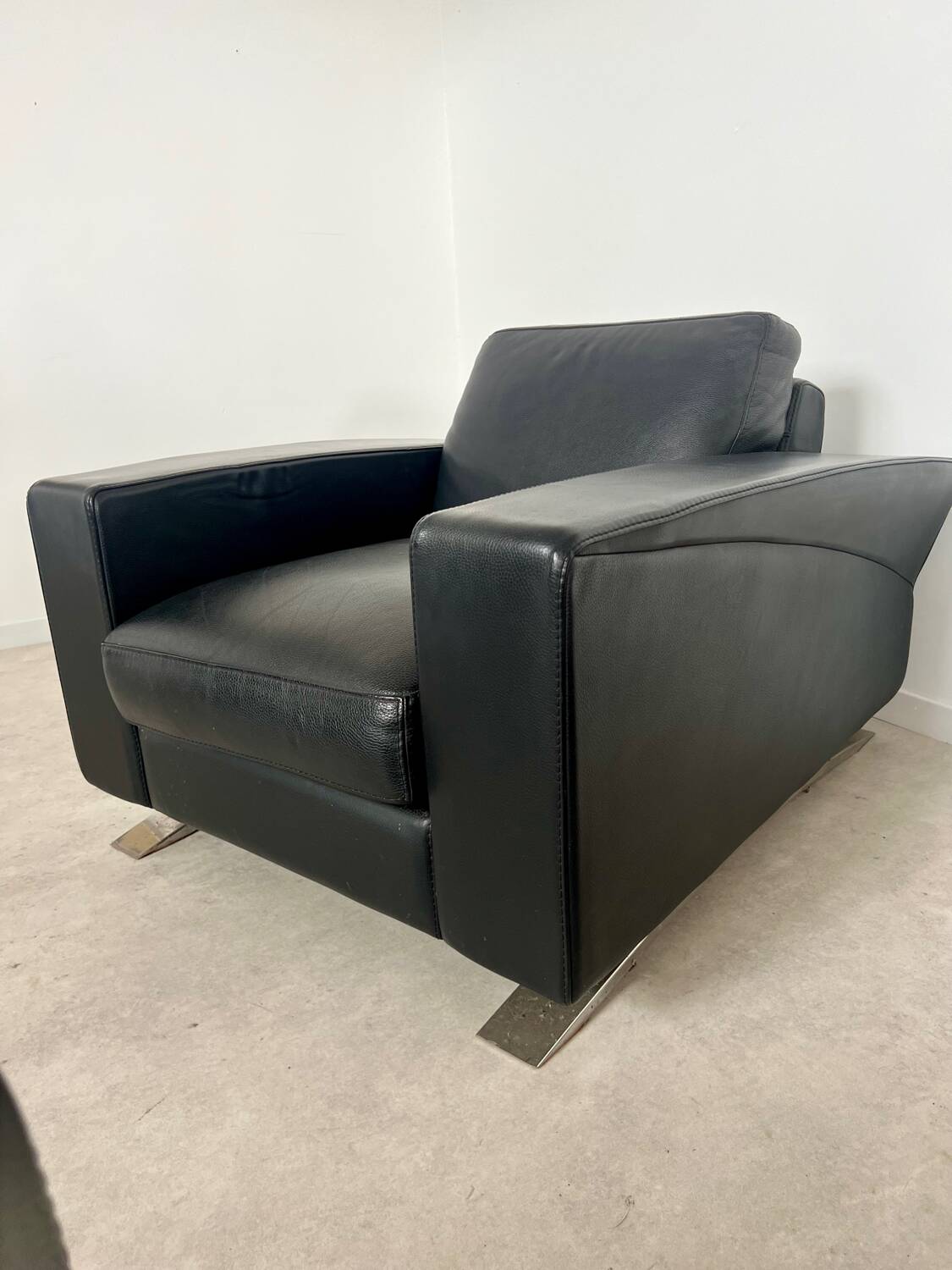 Lot 2 roche bobois designer leather armchairs 80s vintage custom aviator shape