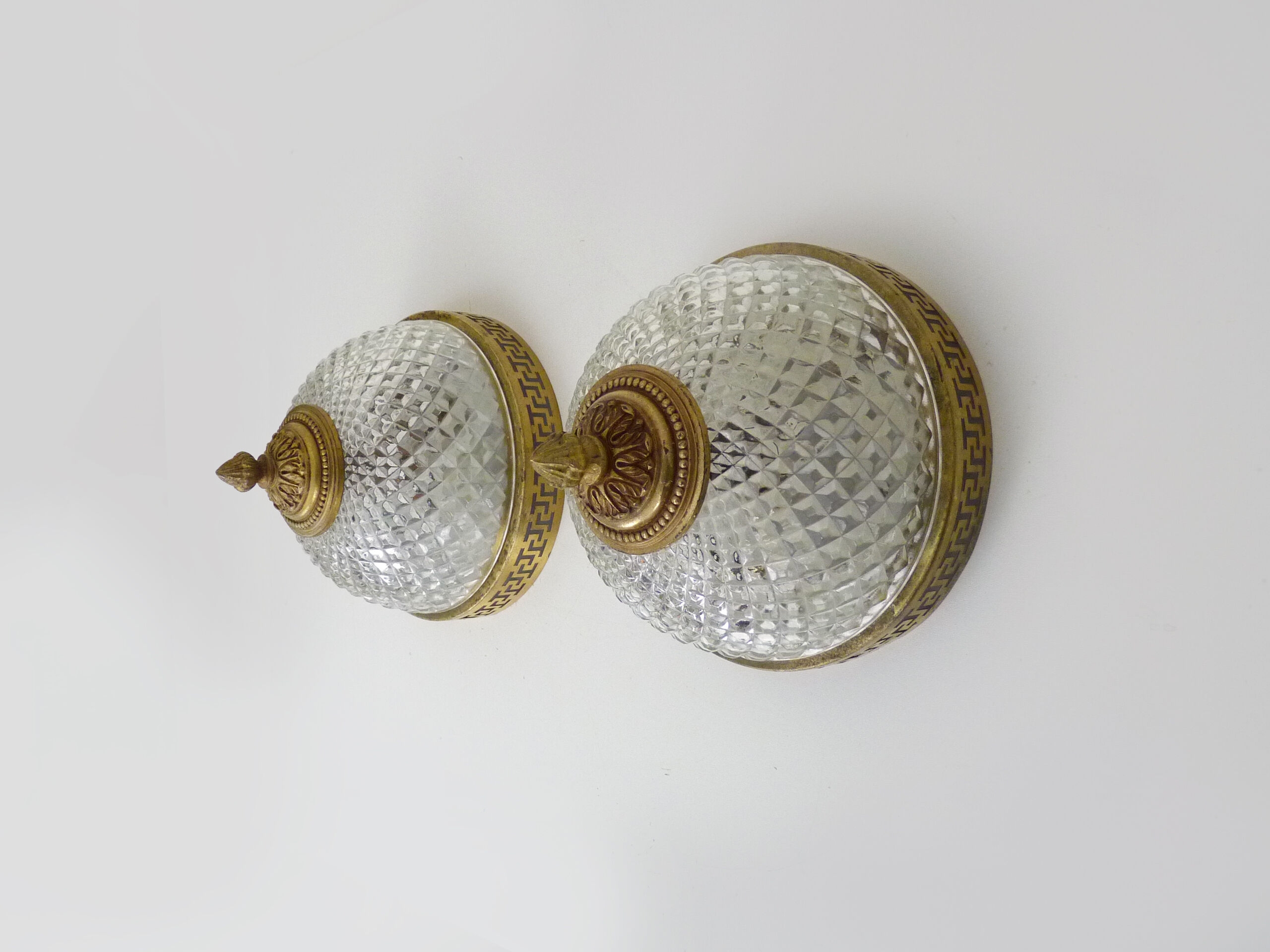 Paire d'appliques ou plafonnier de style victorien en laiton et verre diamant. Année 50 60