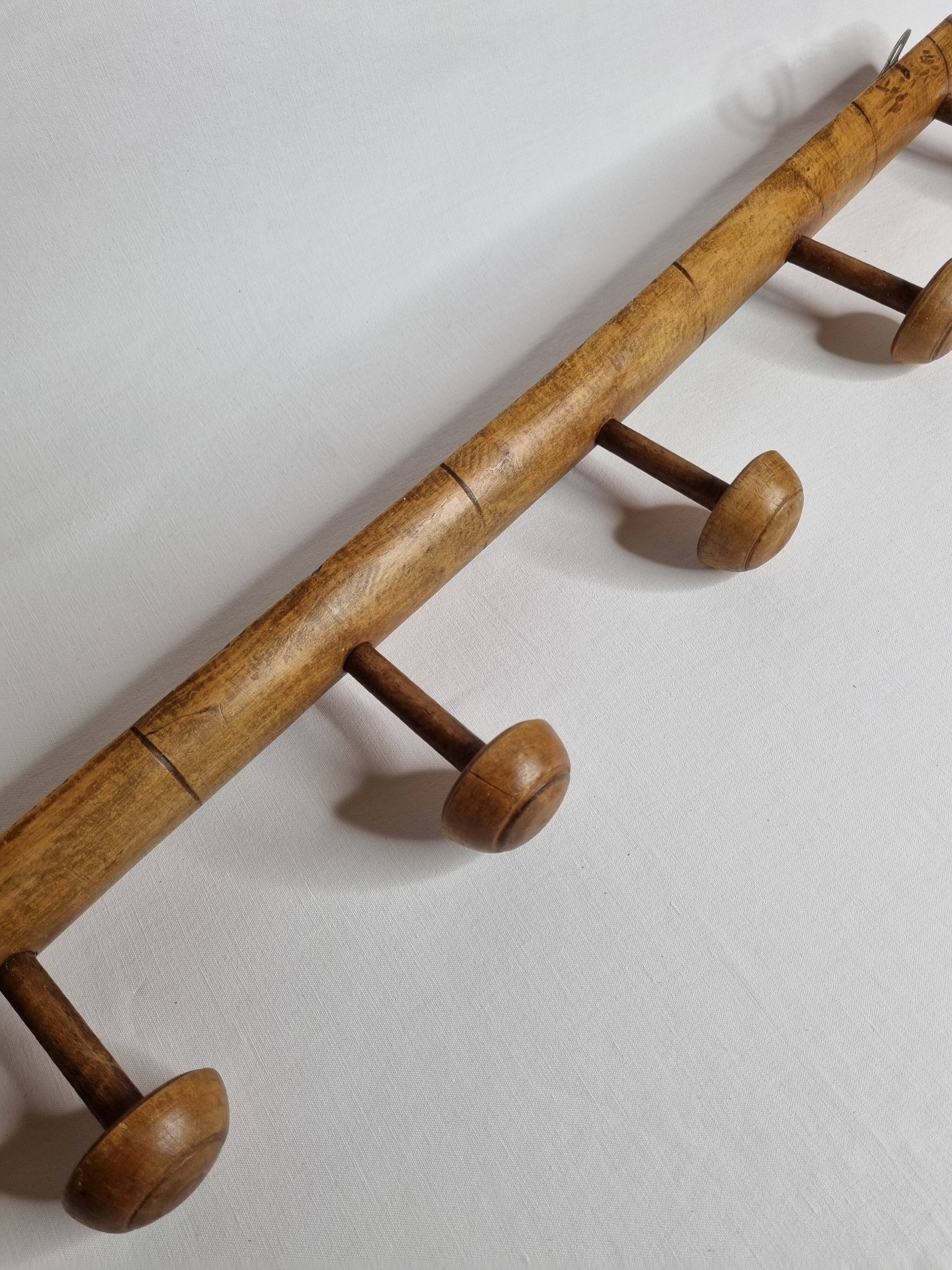 Portemanteau mural 1900 en bois tourné à l'imitation du bambou, 6 patères, 86 cm