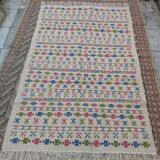 Tapis blanc à motifs berbères rose vert et bleu