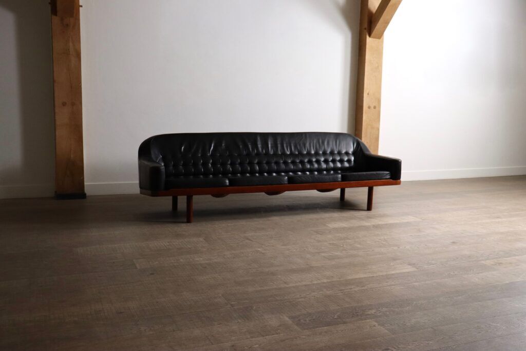 Arne Halvorsen sofa model '2010' in black leather, Norway, 1960s