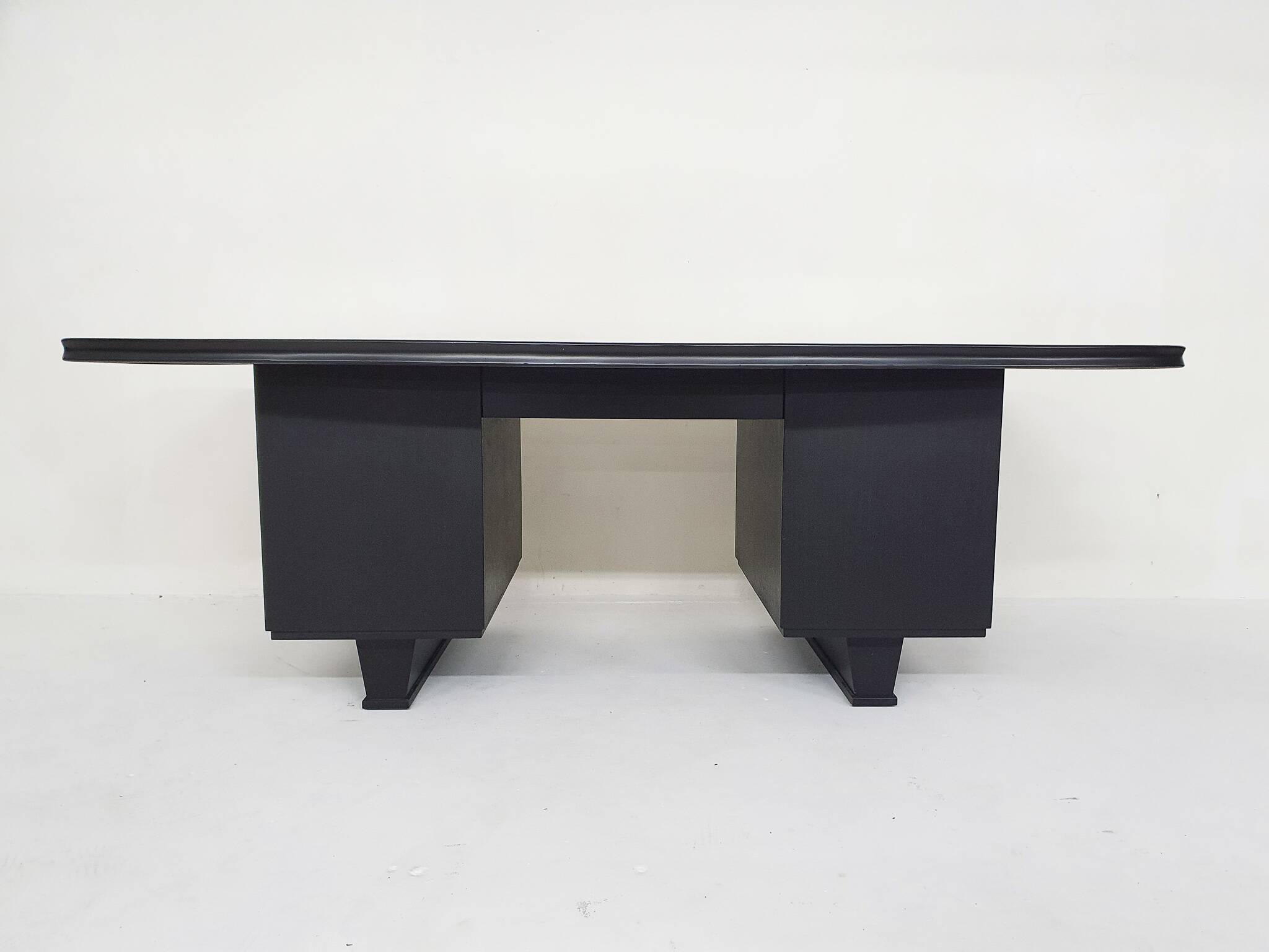 Bureau exécutif en bois noir, années 1960