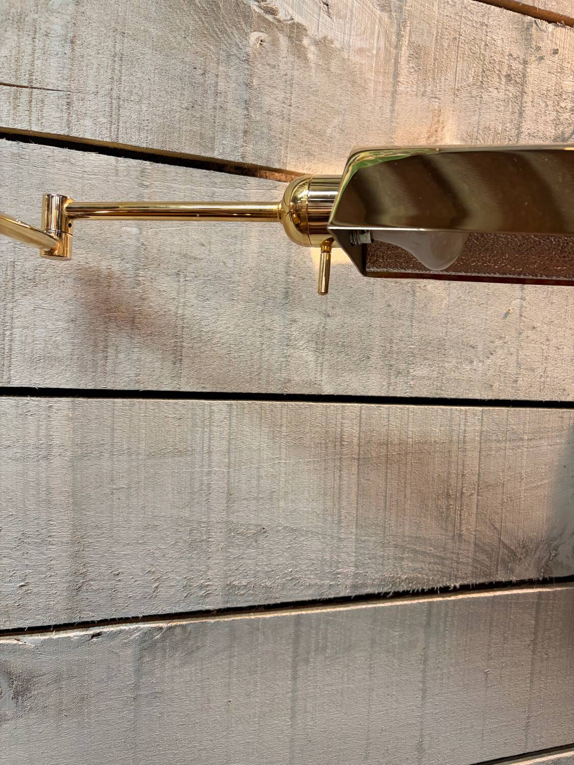 Articulated reading floor lamp in brass, design by DLG Fratelli Martini.