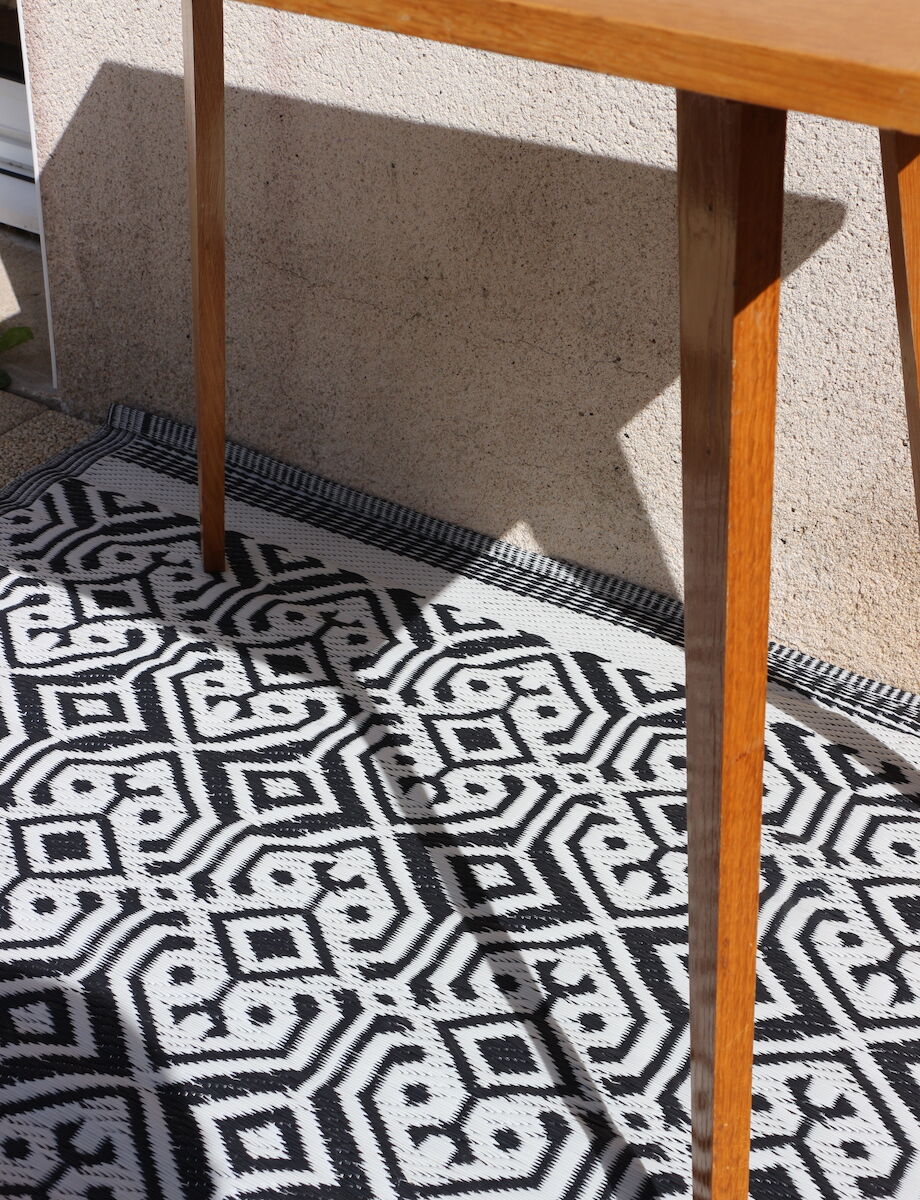 Table d'appoint de style scandinave à pieds en fuseaux
