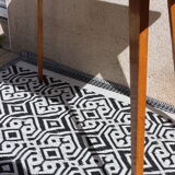 Table d'appoint de style scandinave à pieds en fuseaux