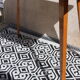 Table d'appoint de style scandinave à pieds en fuseaux
