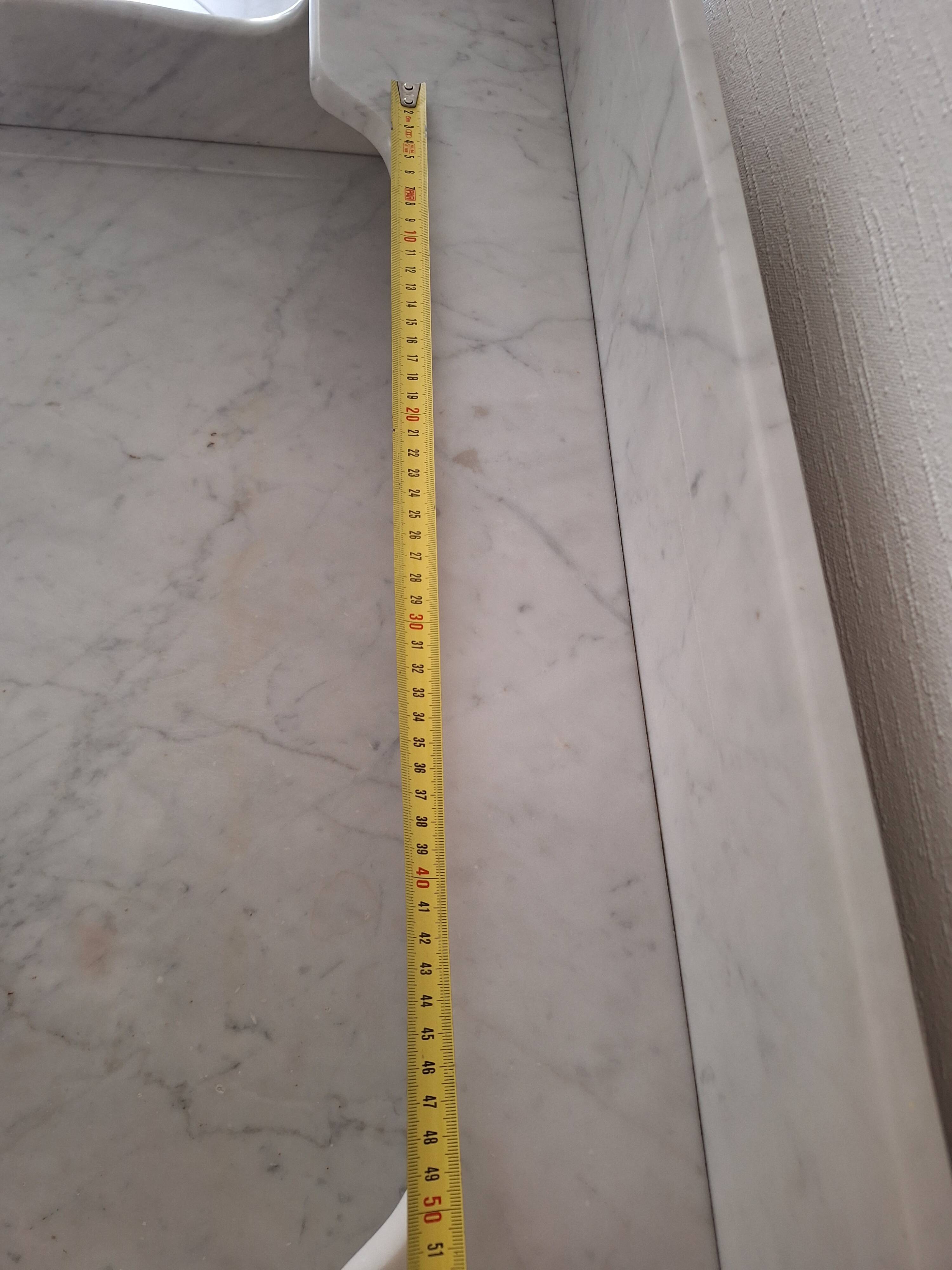 Ancien meuble de salle de bain avec marbre