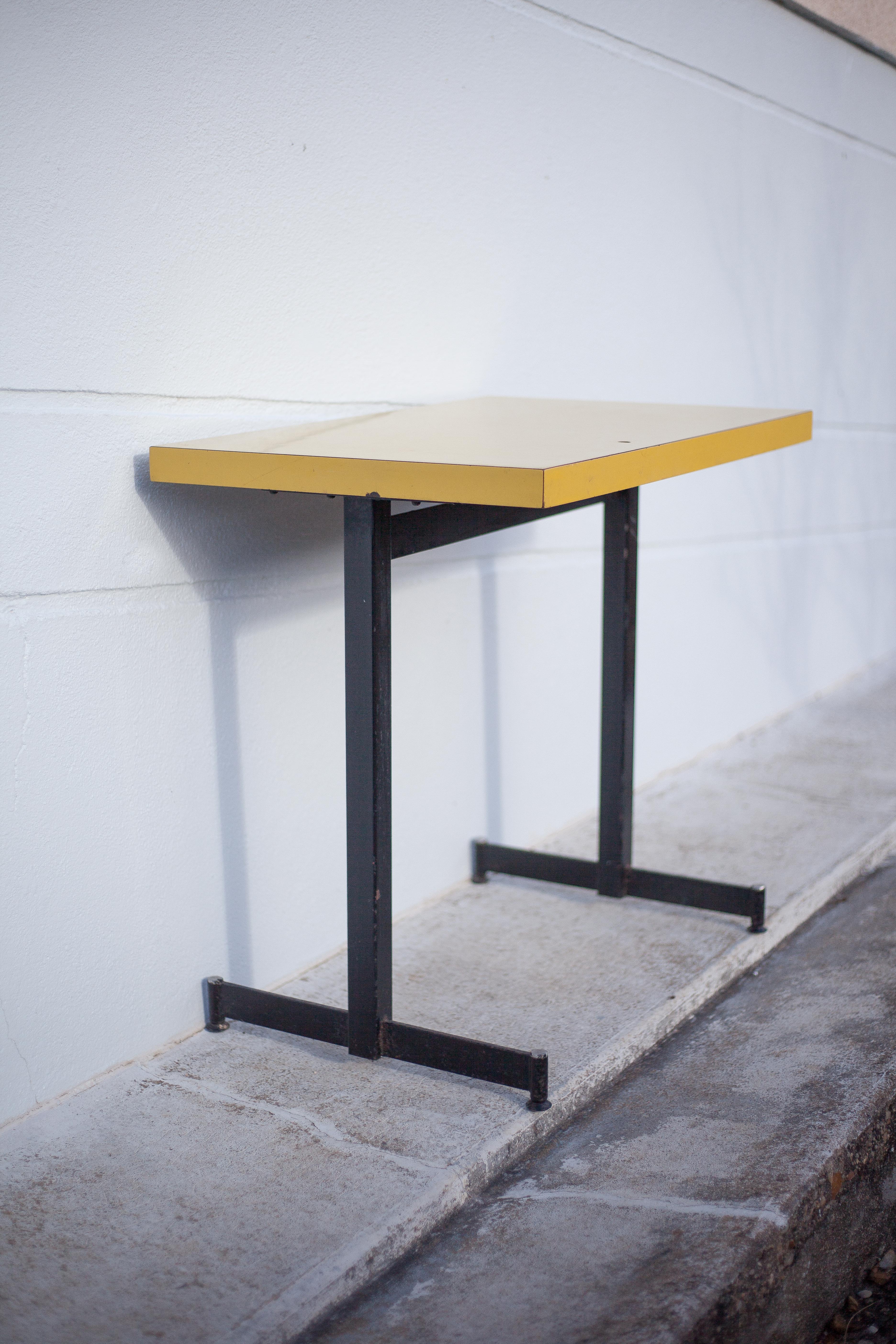 Table de bistrot en fer et formica jaune