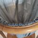 Ancienne travailleuse en bois et tissu
