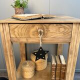 Table d’appoint en bois brut