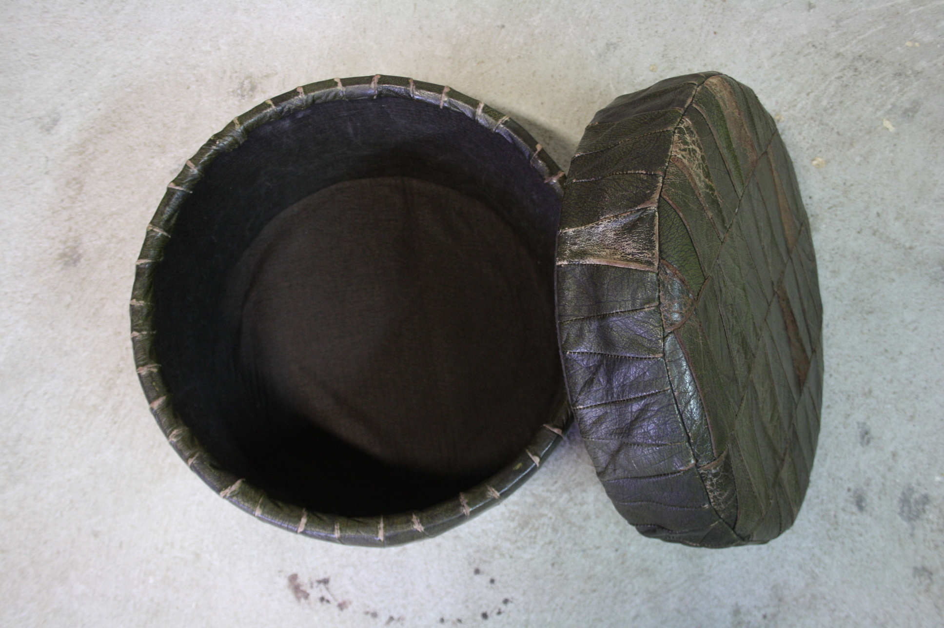 Pouf in black/green leather