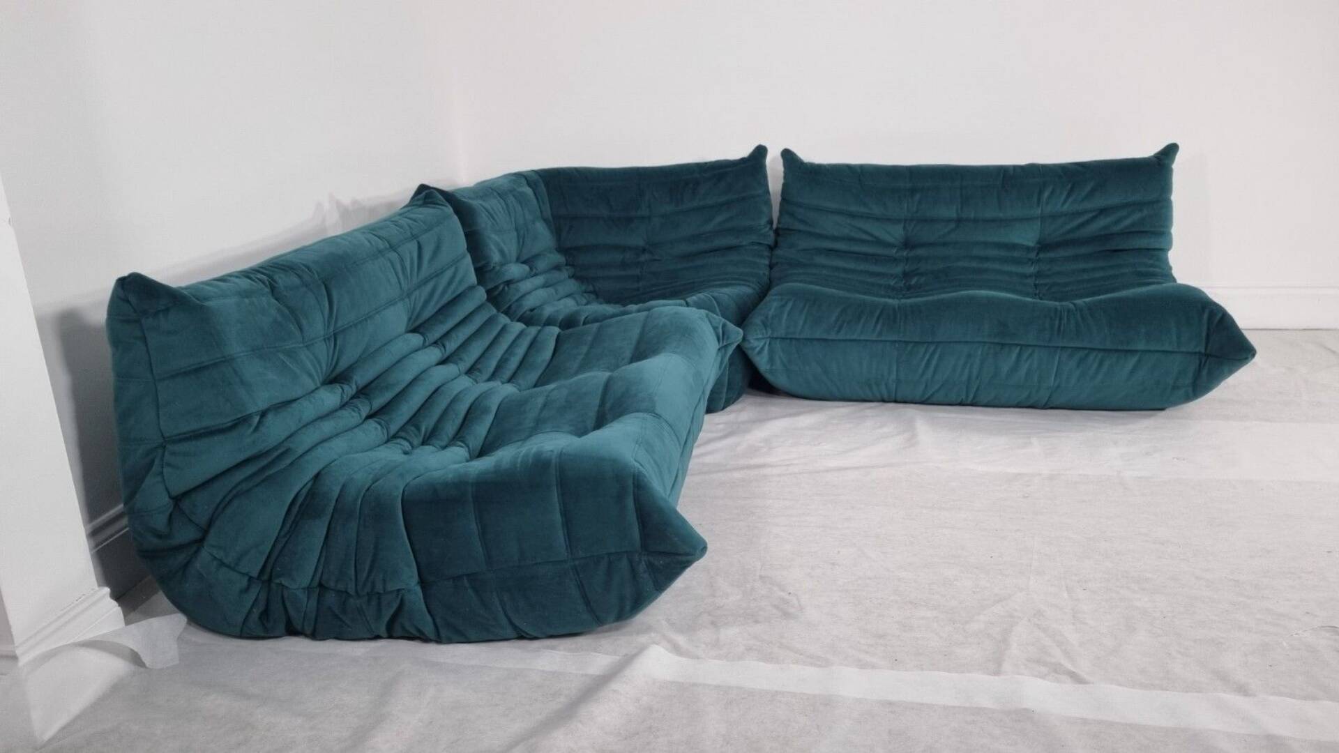 Ensemble Ligne Roset Togo 3 pièces en velours bleu canard .
