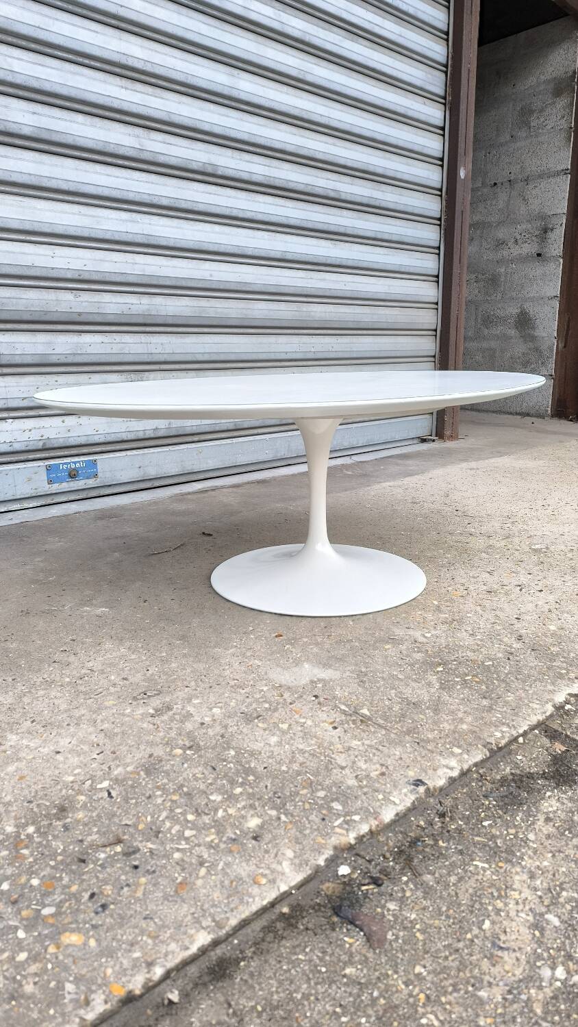 Oval Tulip Coffee Table by Knoll International design Eero Saarinen