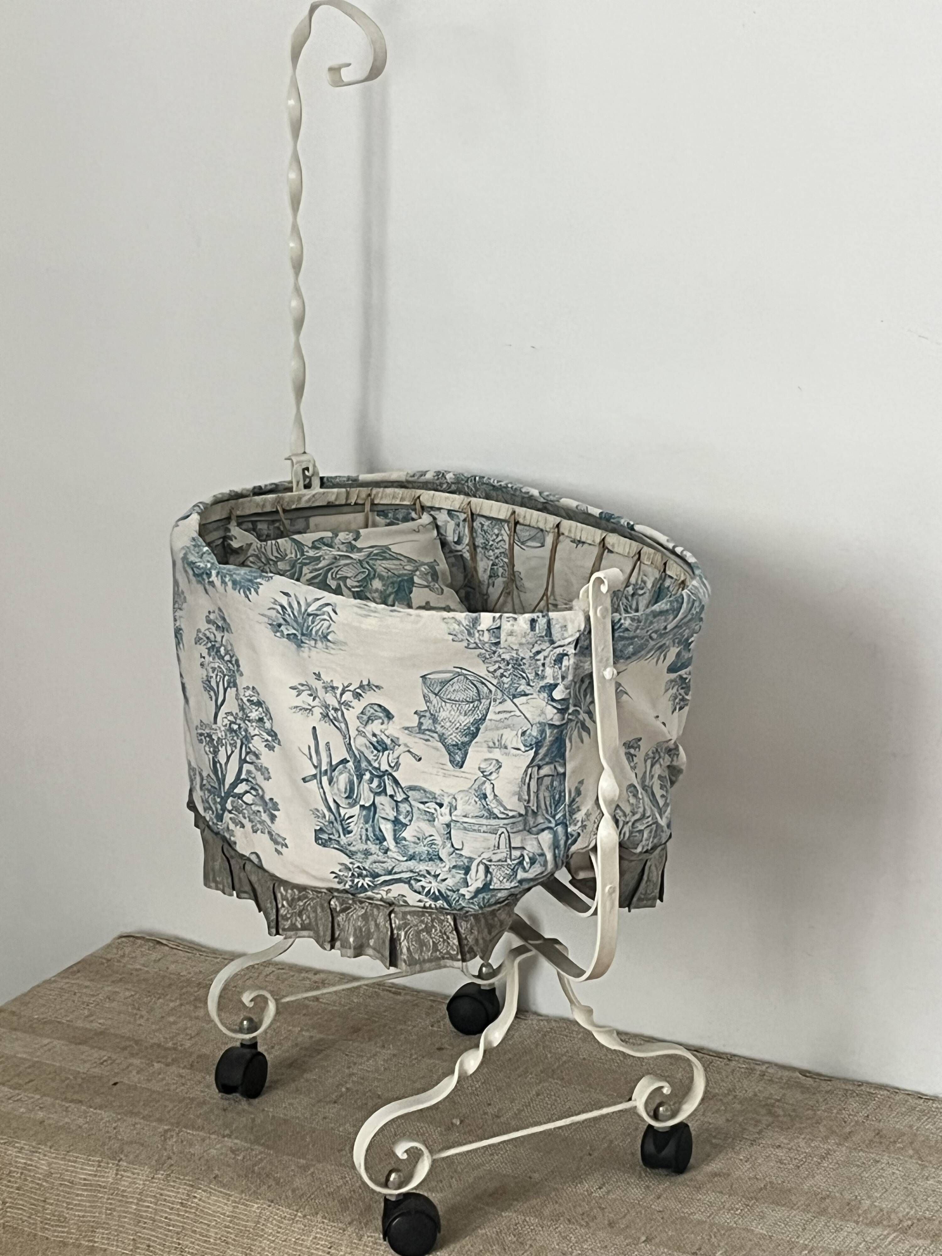 Jouet ancien, berceau de poupée, décor toile de jouy