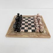 Échiquier en marbre rose et noir vintage avec des pièces en laiton, années 1970, Italie