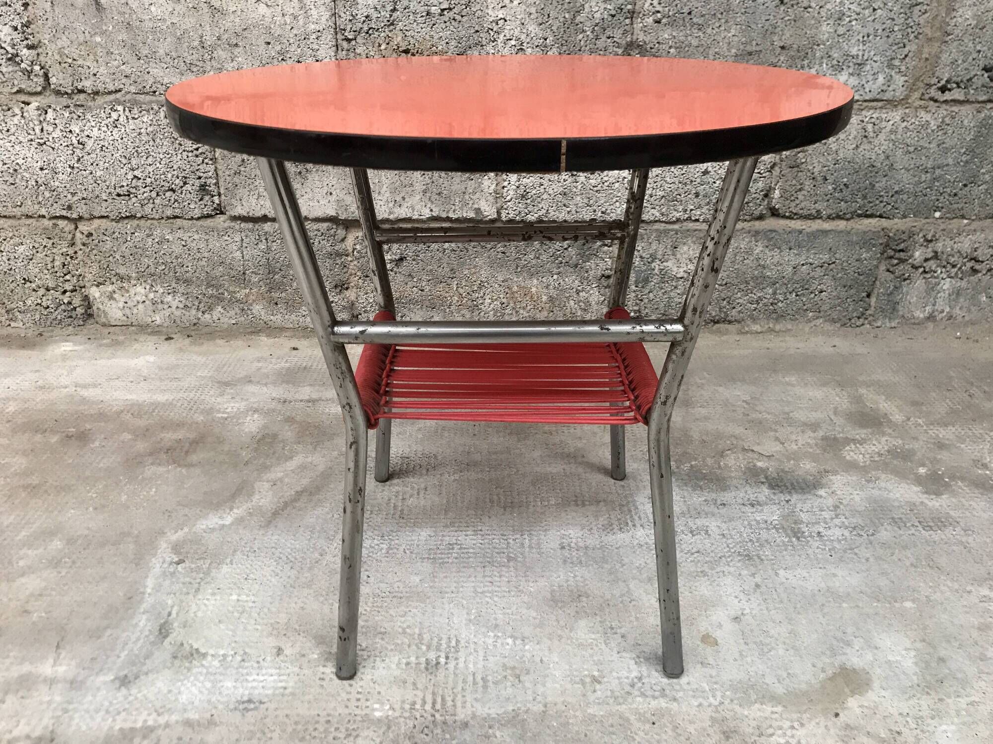 Coffee table round formica
