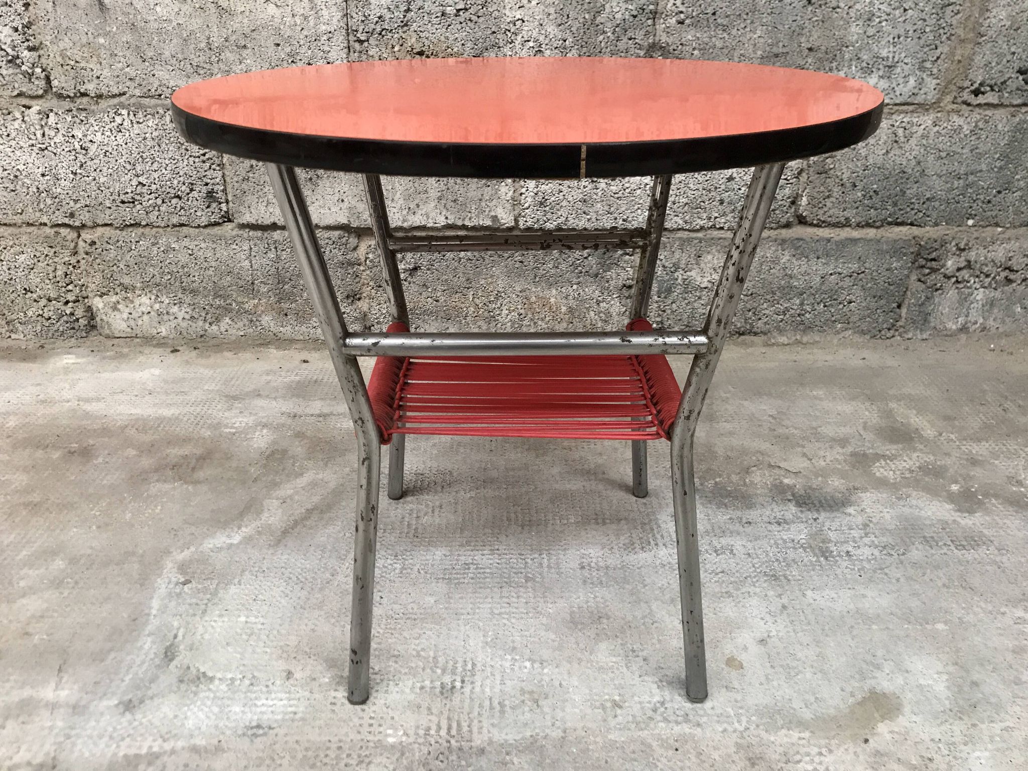Coffee table round formica