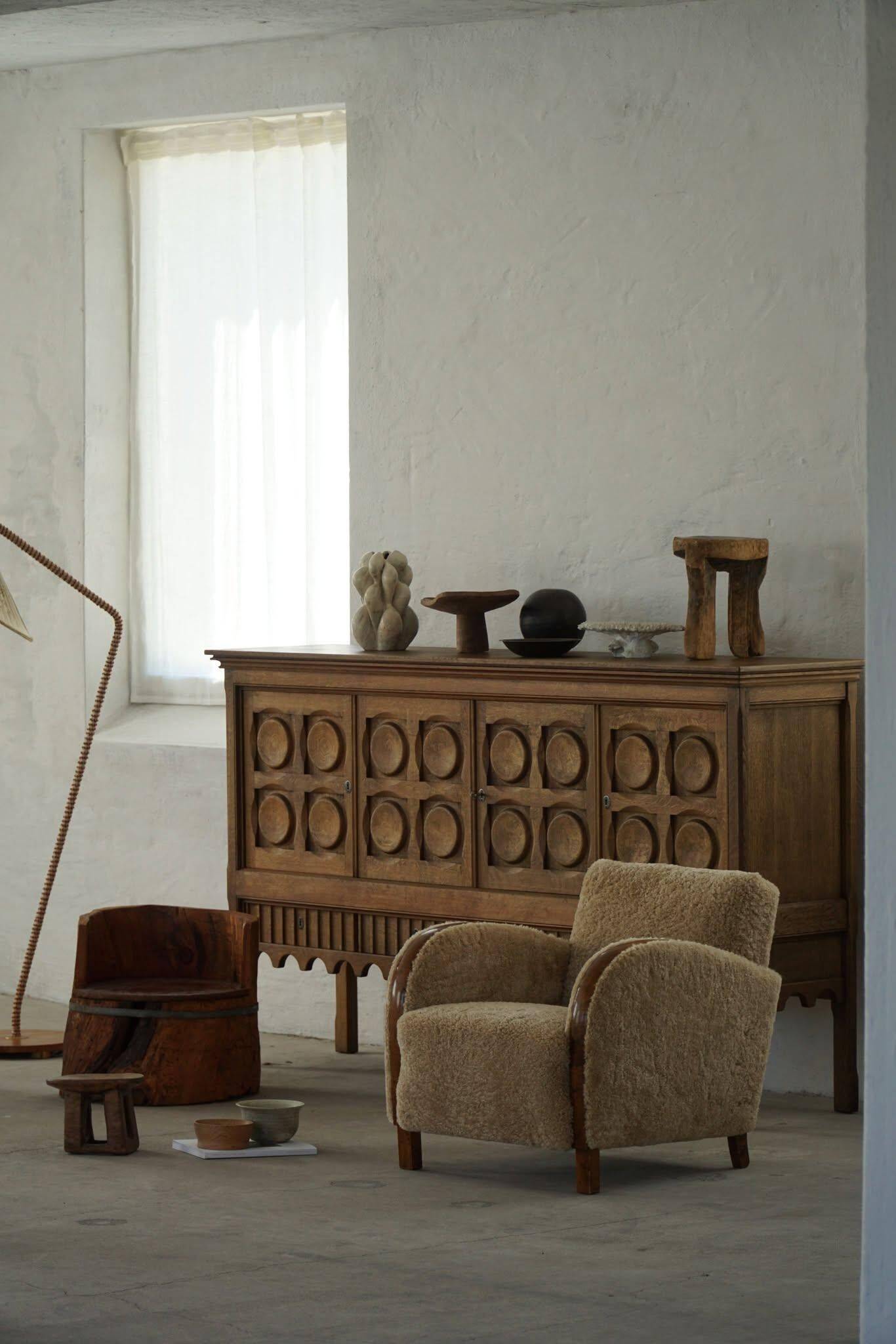Primitive stump seat in pine, hand-carved, modern Swedish, Wabi Sabi, 1900s.
