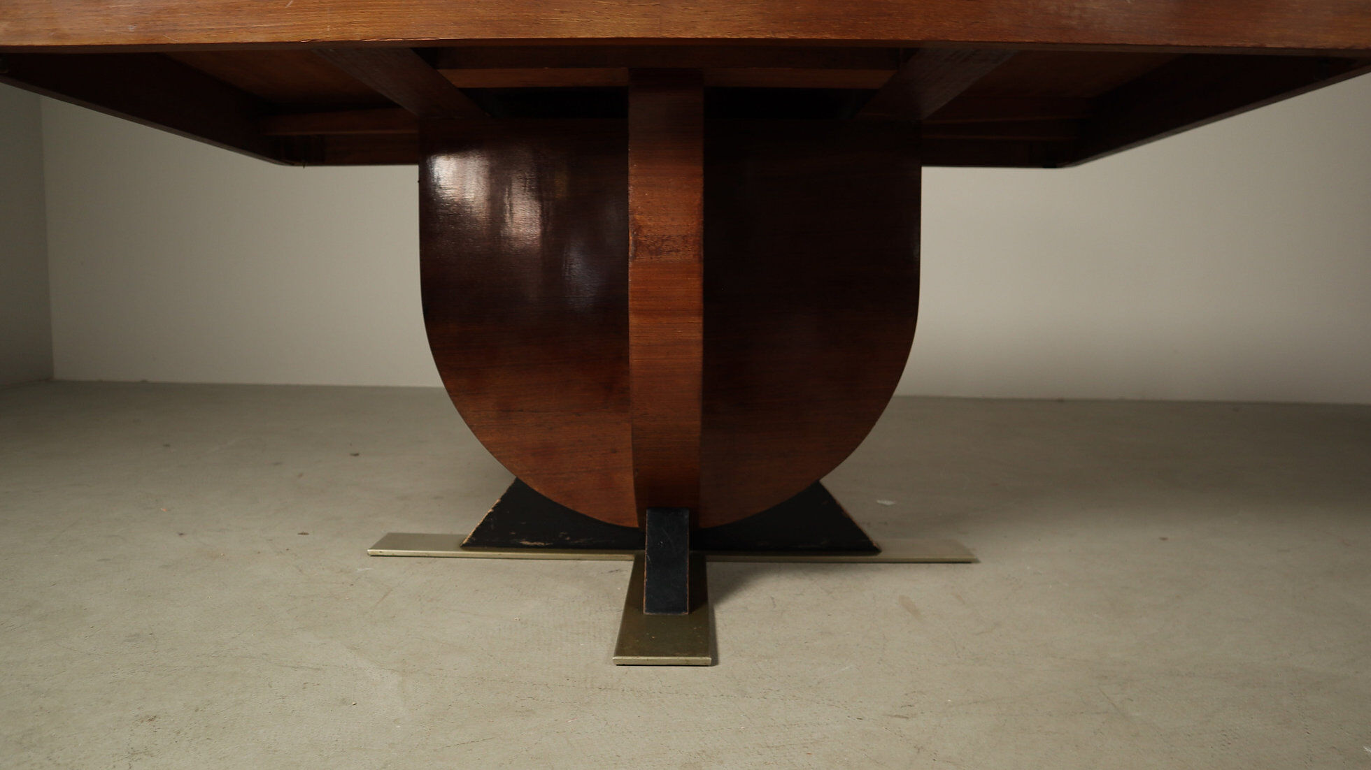 Art Deco extending dining table with sculptural pedestal base, 1930s