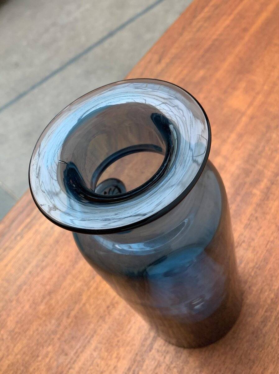 Vase en verre bleu vintage avec ornement de sceau