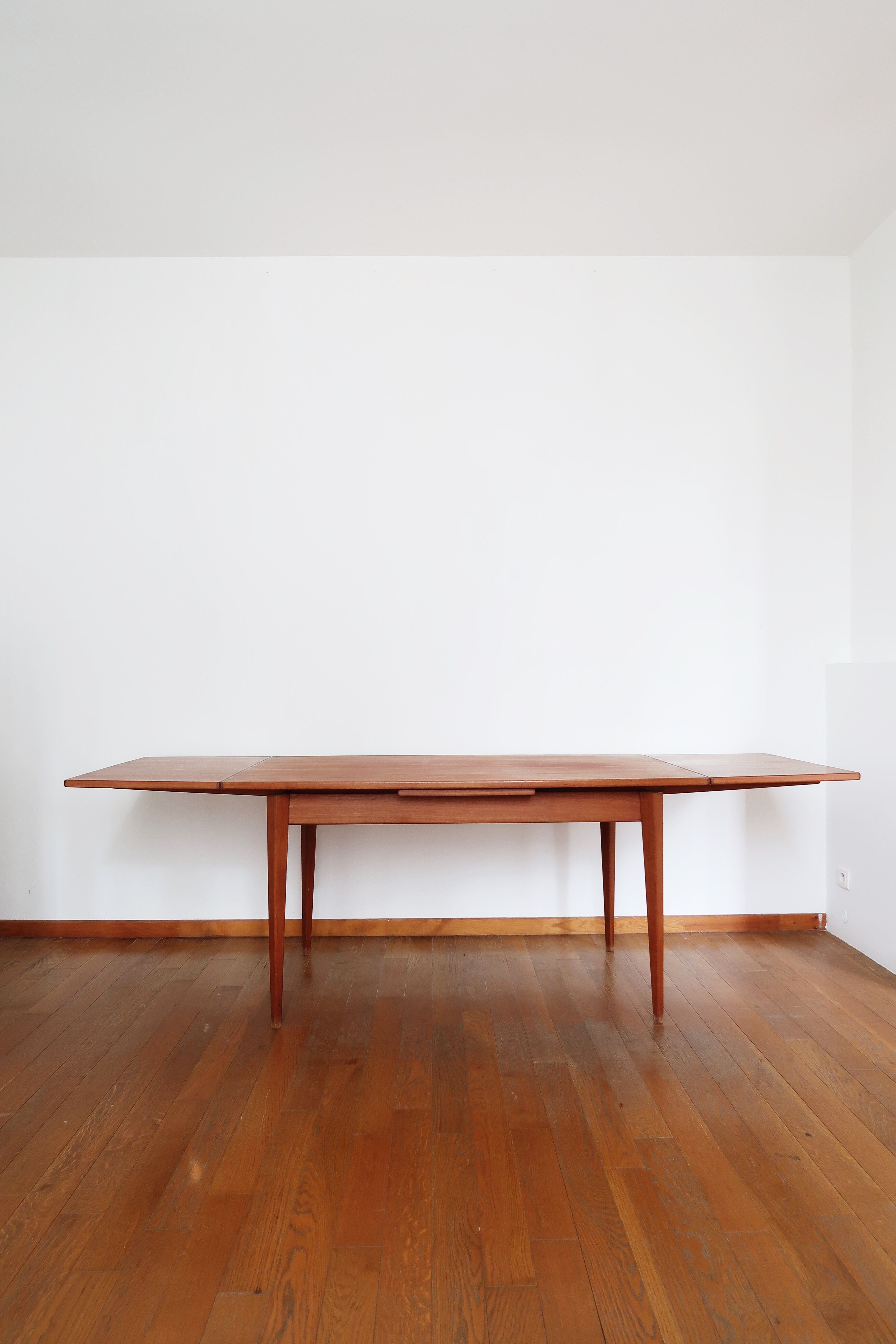 Extendable scandinavian table