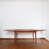 Extendable scandinavian table