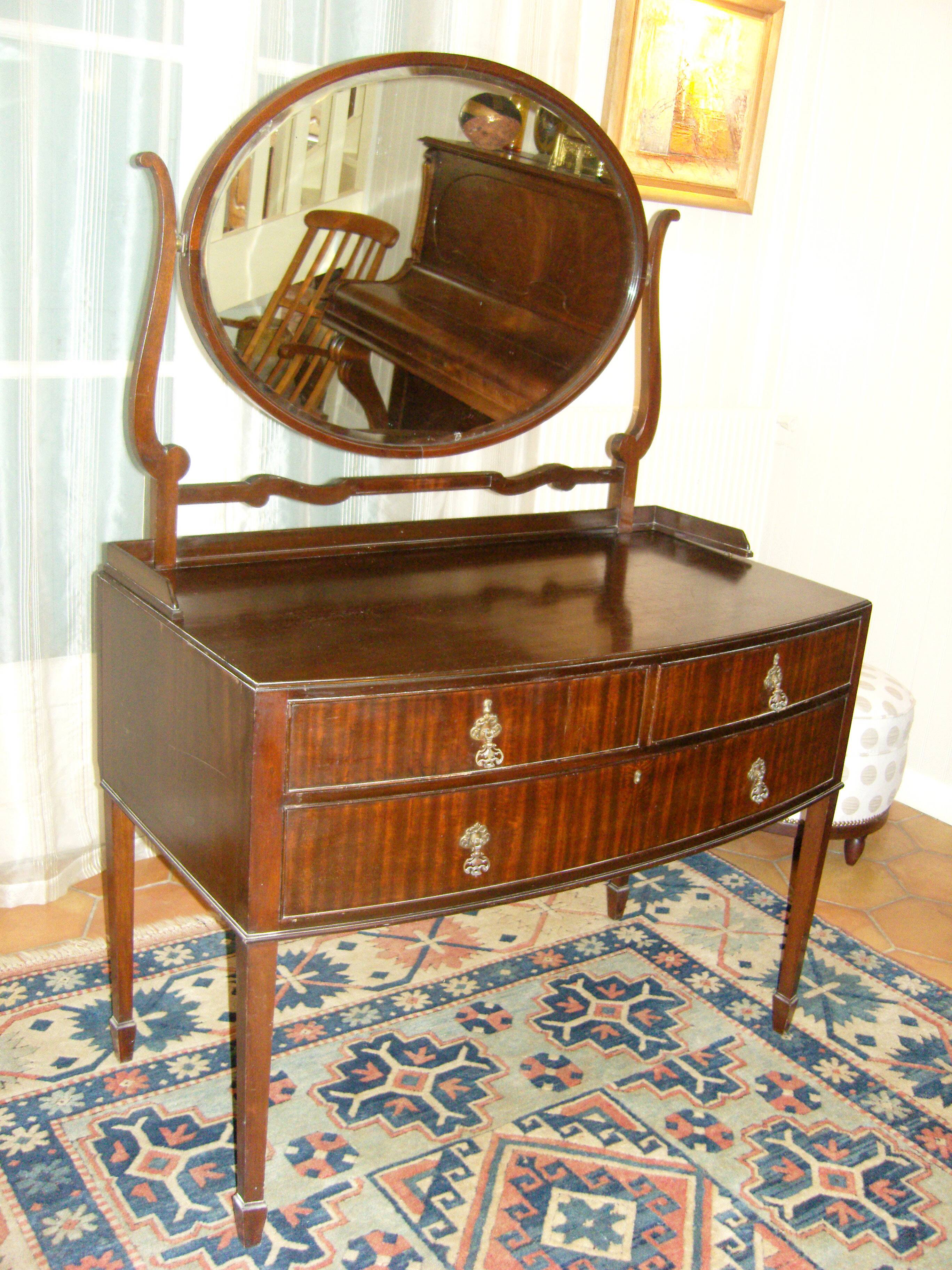 English mahogany chest of drawers