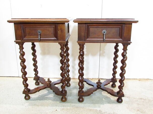 Paire de chevets Louis XIII en noyer