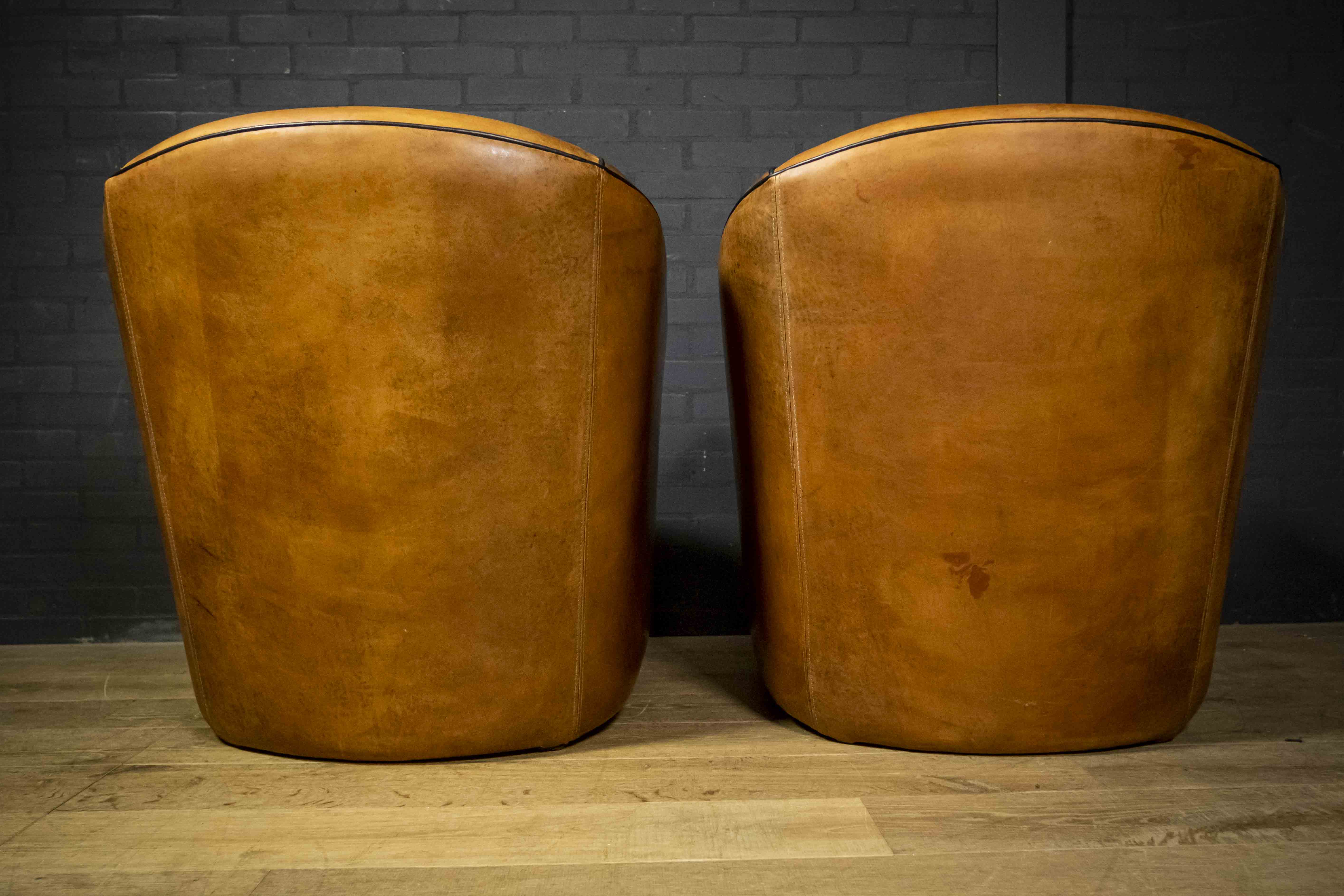 Ensemble de fauteuils club vintage en peau de mouton (Cuir de mouton) avec tabouret