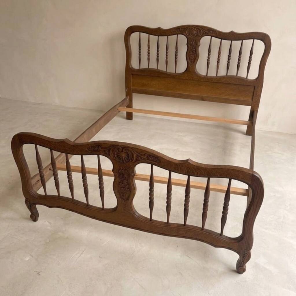 Cadre de lit en bois sculpté vintage, tête de lit et pied de lit ornementaux, première moitié du 20e siècle.