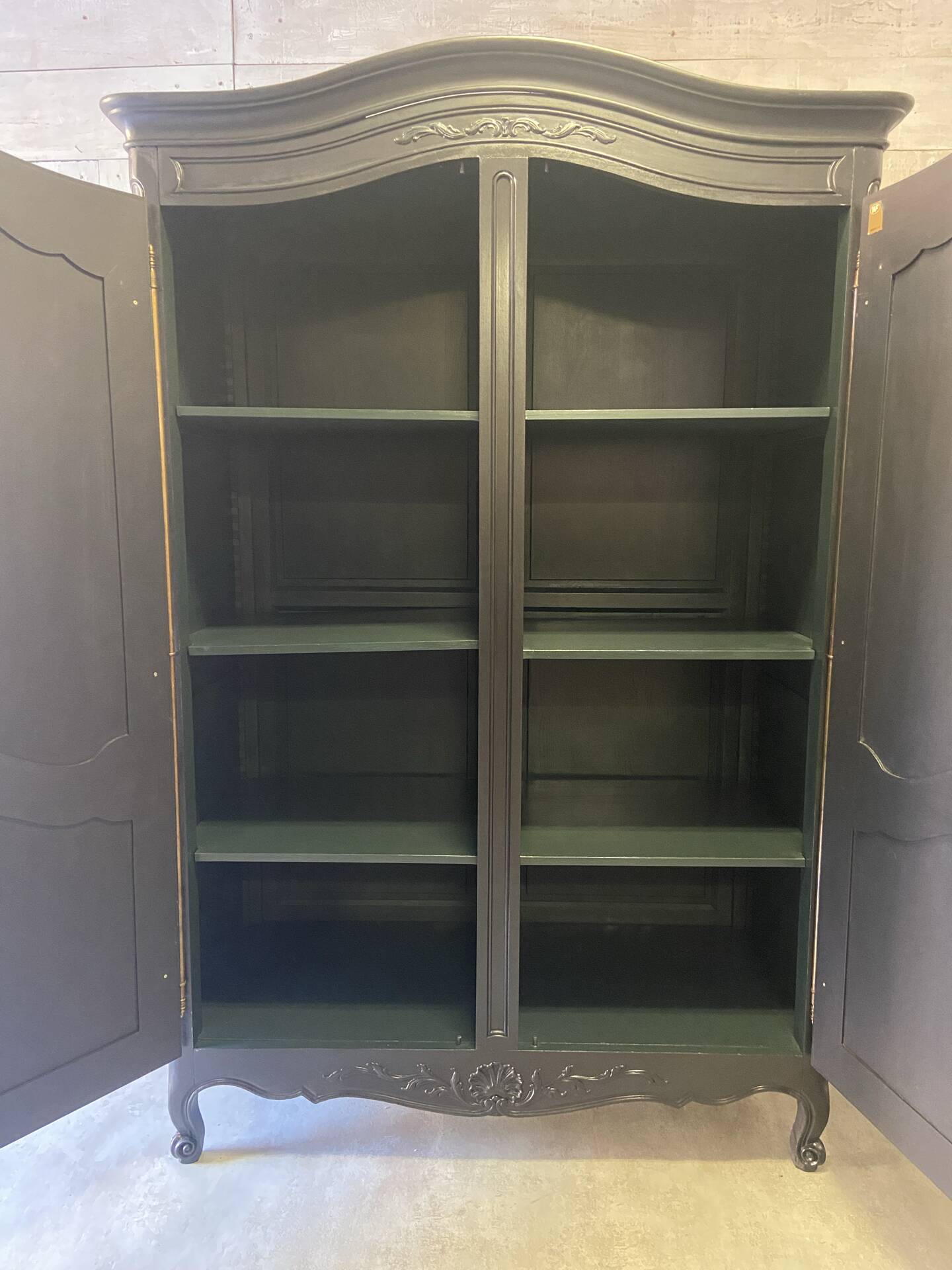 Armoire « chapeau de gendarme »