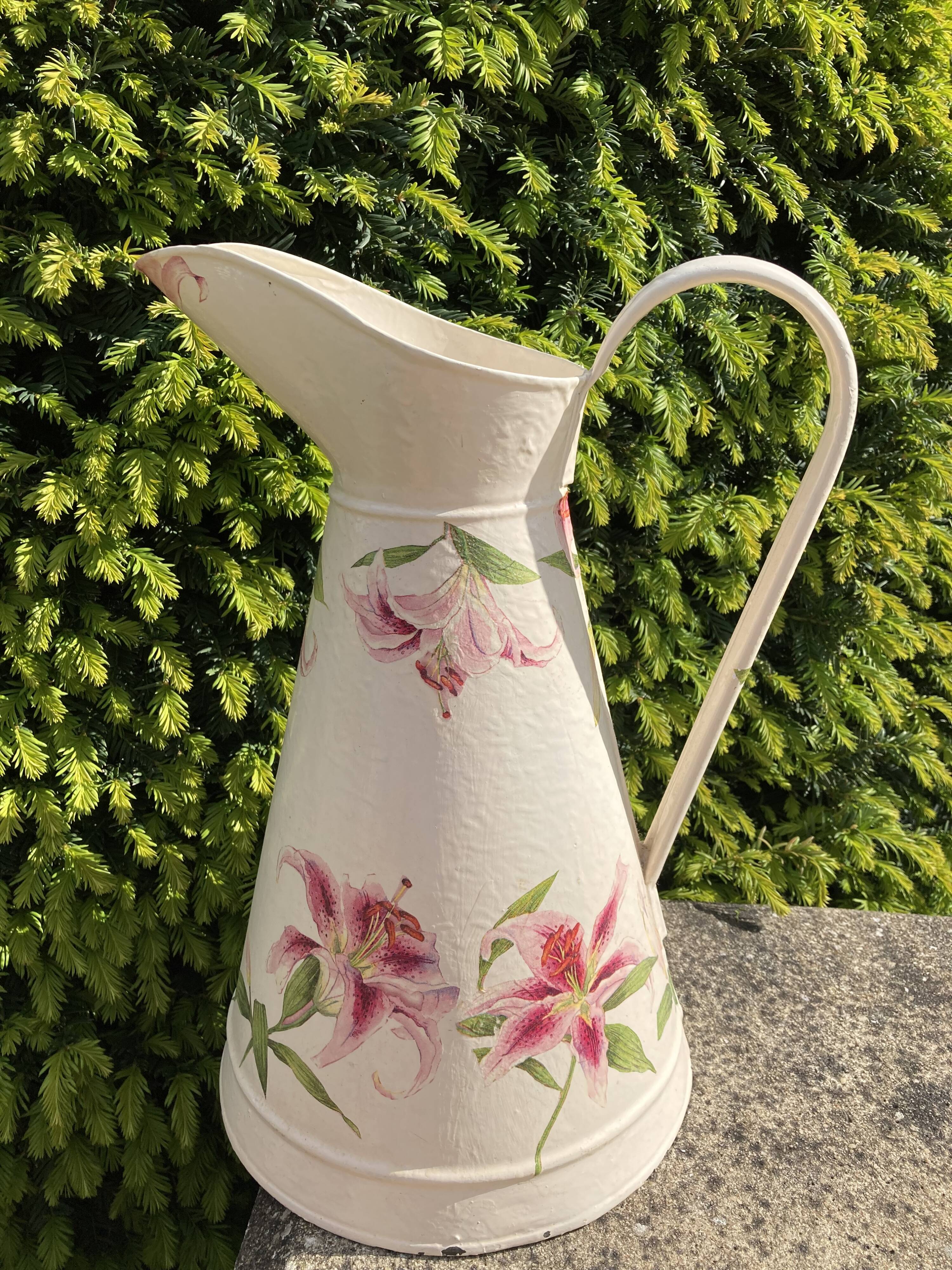 Broc en tôle émaillée « Fleurs de Lys »