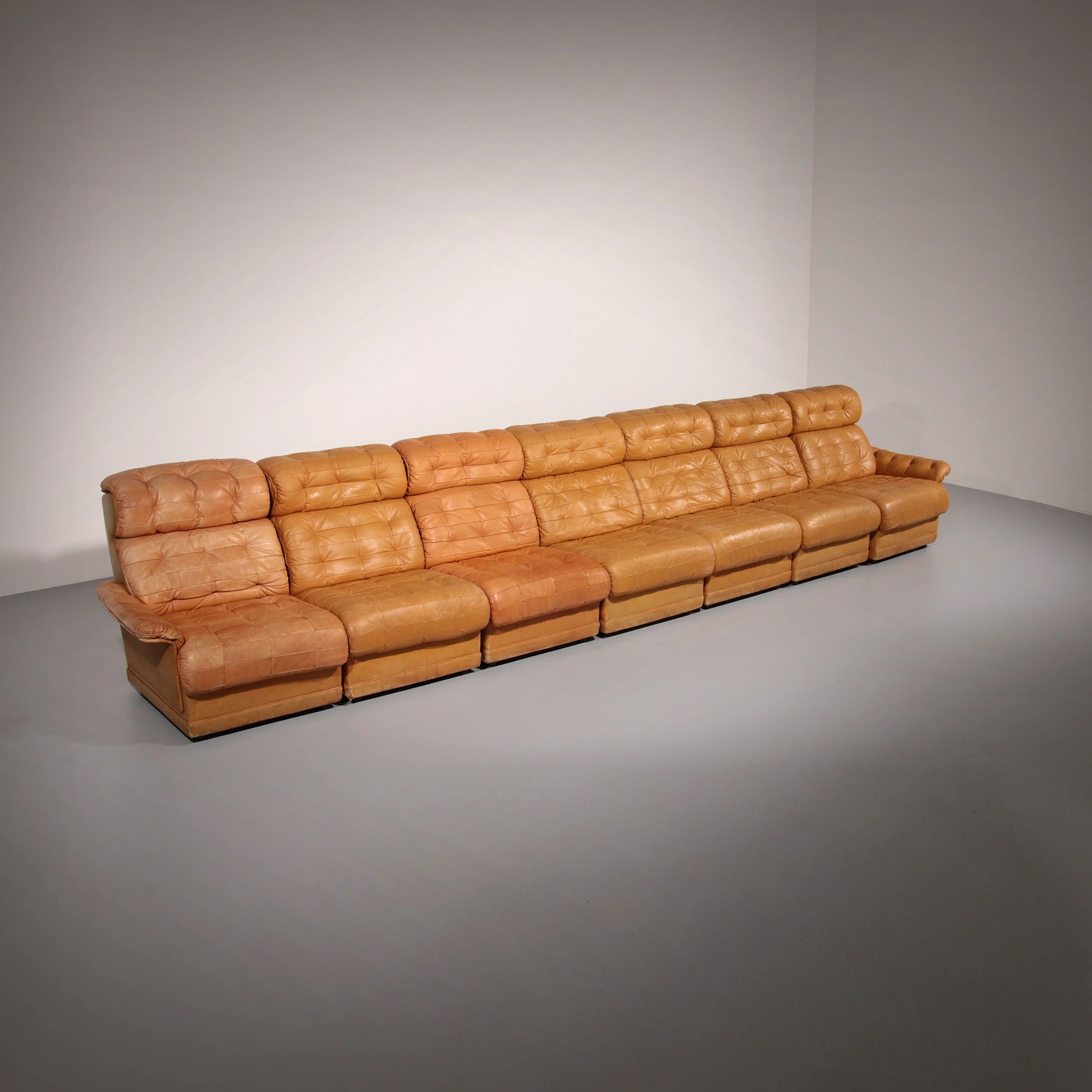 Superbe ensemble de canapés modulaires en cuir cognac des années 1970.